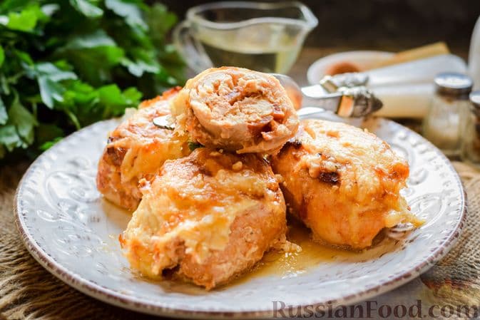 Куриные рулетики с помидорами и сыром (в духовке)