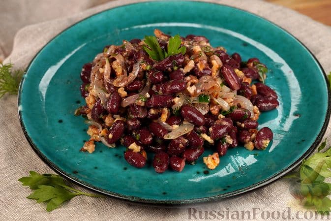 Салат с фасолью, орехами и жареным луком