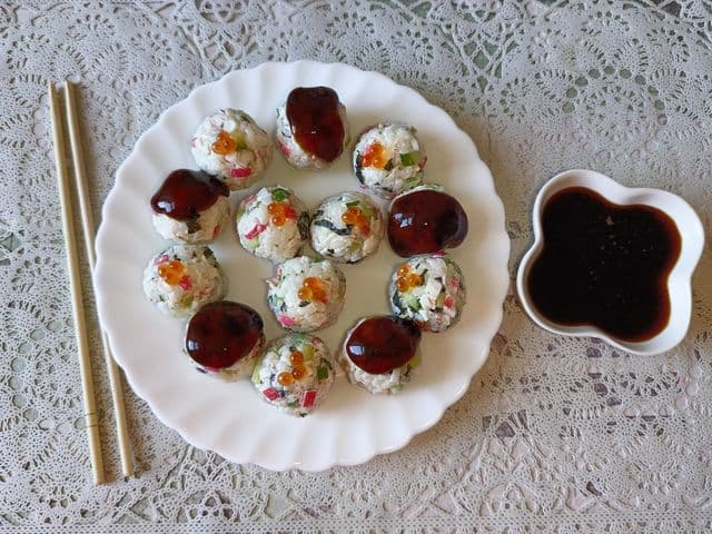 Ленивые роллы из риса, крабовых палочек, нори, свежего огурца и творожного сыра